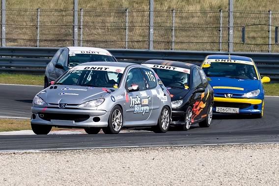 Oliver Larsen tager endnu en sæson i den hollandske 206 GTI CUP.
(Foto: DNRT)